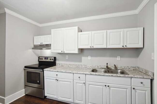 Building Photo - Large 4BR/2BA Downtown House Walking Distance to Daffin Park and Forsyth Park
