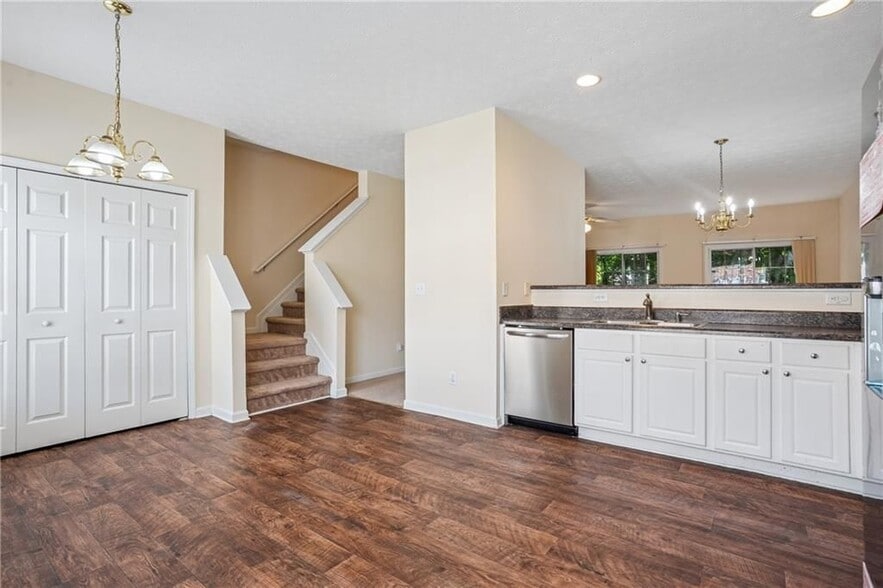 Building Photo - 529 Lantern Wood Dr