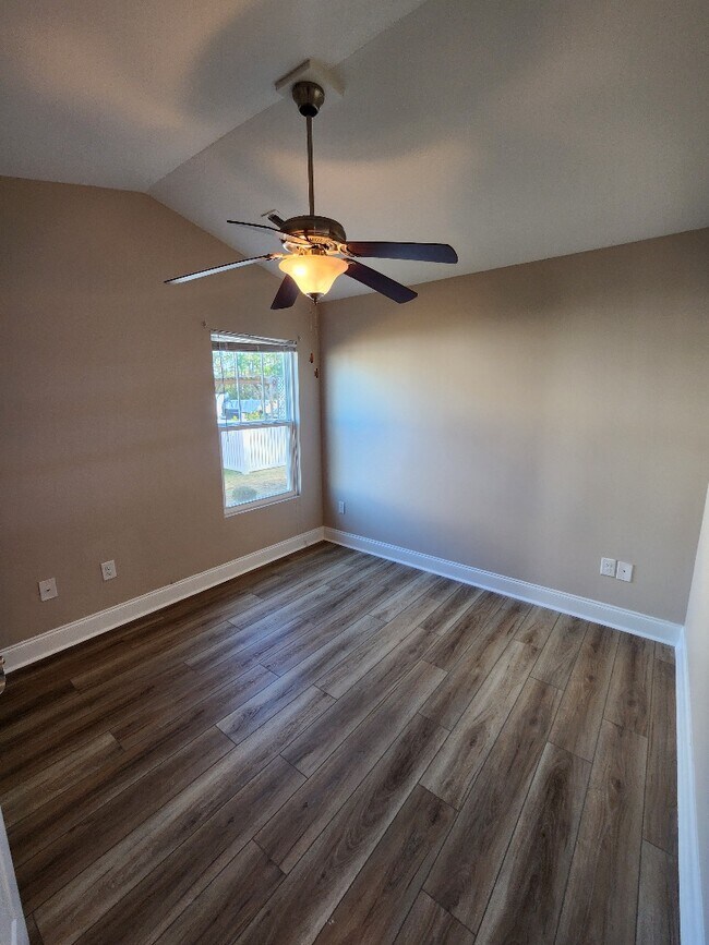 Building Photo - 223 Leadoff Dr
