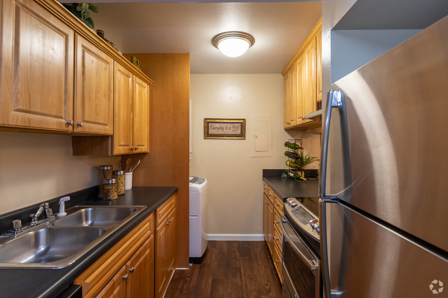 1BR, 2BA - 875 SF Model - Stonegate Apartments