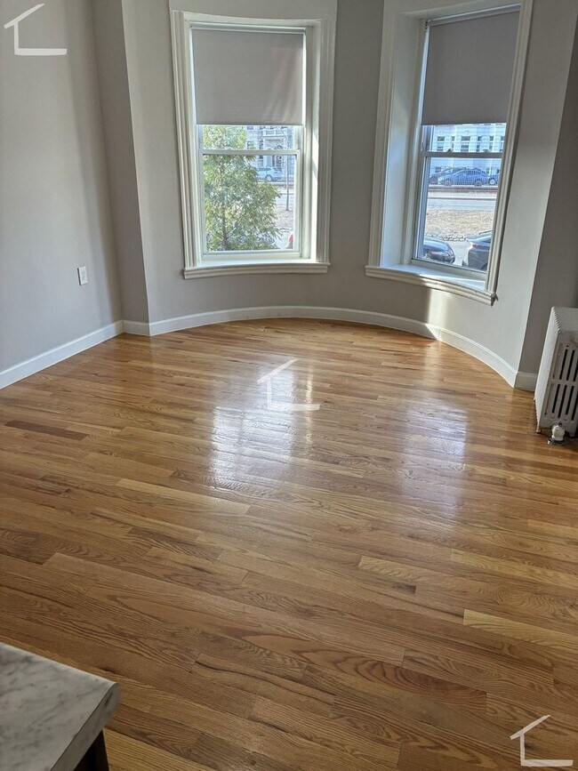 Building Photo - Very cozy Studio, newly renovated bathroom and kitchen.