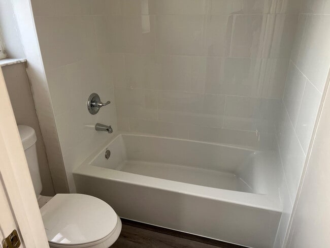 Building Photo - 4926 Ave