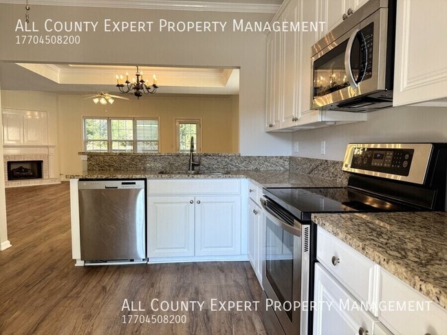 Building Photo - 2075 Pine Tree Dr