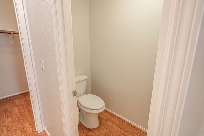 Building Photo - Bridgeport 3 Bedroom Townhome in Valencia!