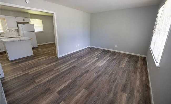 Building Photo - Beautiful home available today!