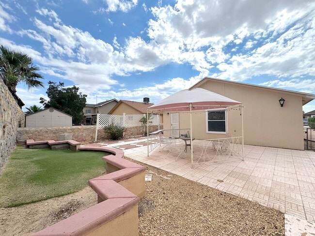 Building Photo - East El Paso 3 bed Refrig A/C