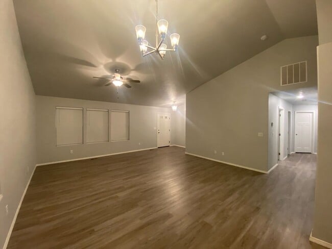 Building Photo - $2,300 - 3 Bed / 2 Bath Beautiful Home with Fully Fenced Yard in Airway Heights