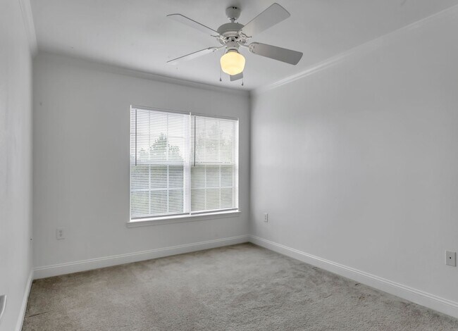 Building Photo - 735 Majestic Dr