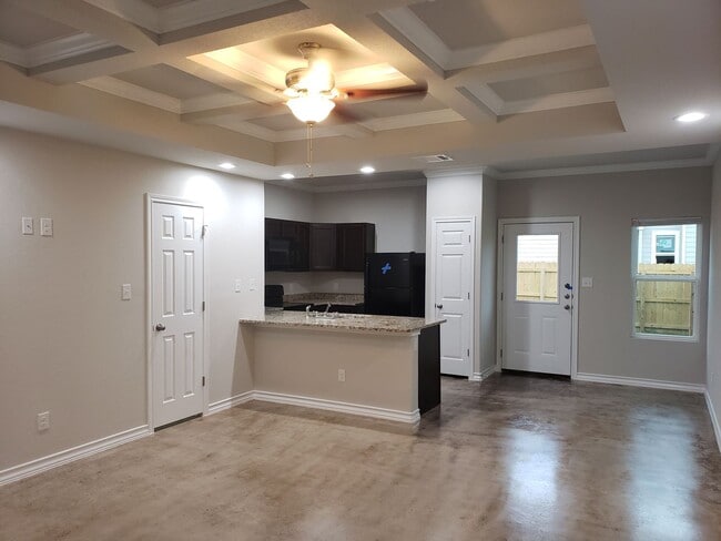 Building Photo - Town home for rent