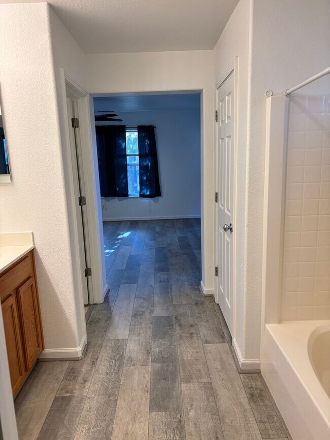 Building Photo - BEAUTIFUL, SPACIOUS,  4 BEDROOM, 2 BATHROO...