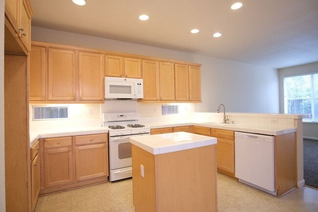 Building Photo - Charming 4-bedroom, 2.5-bathroom home