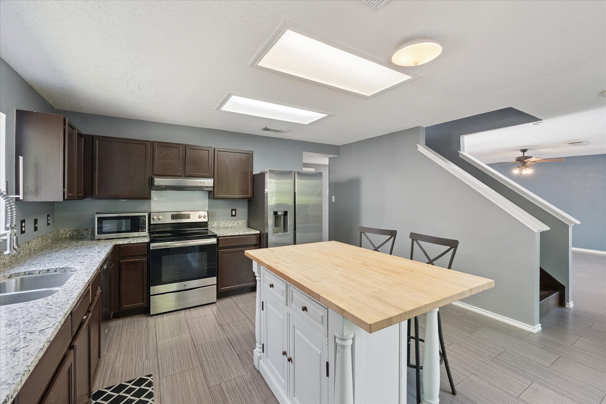 Building Photo - 10110 Silver
