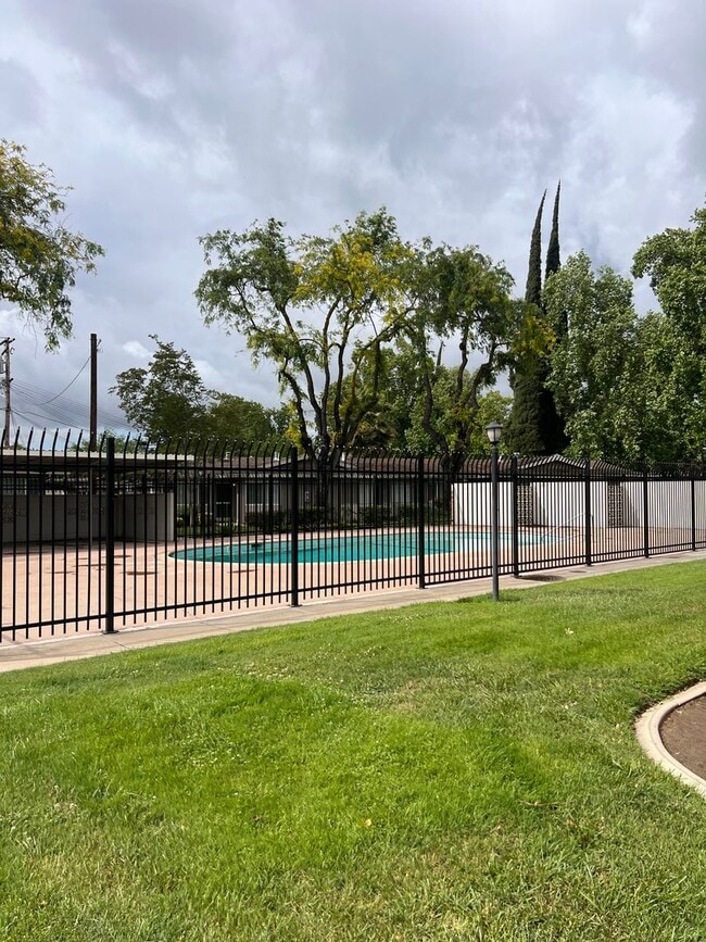 Building Photo - Super cute 2 bedroom condo