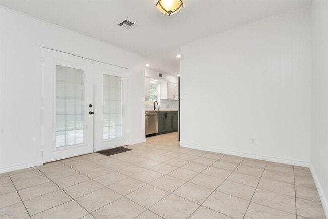 Building Photo - 10951 Shadow Wood Dr