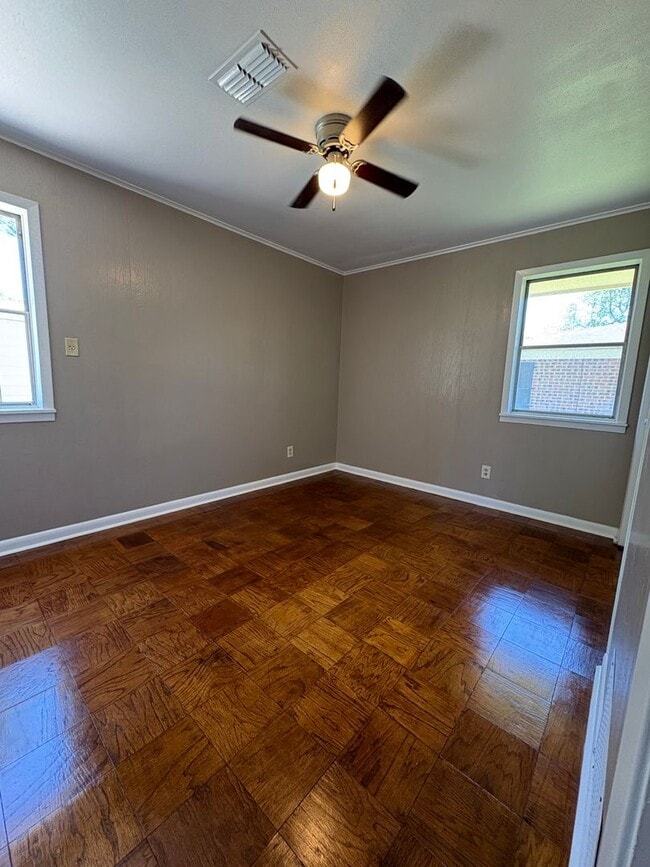 Building Photo - Gorgeous 4 bedroom/1 bath with Central Air and Heat!