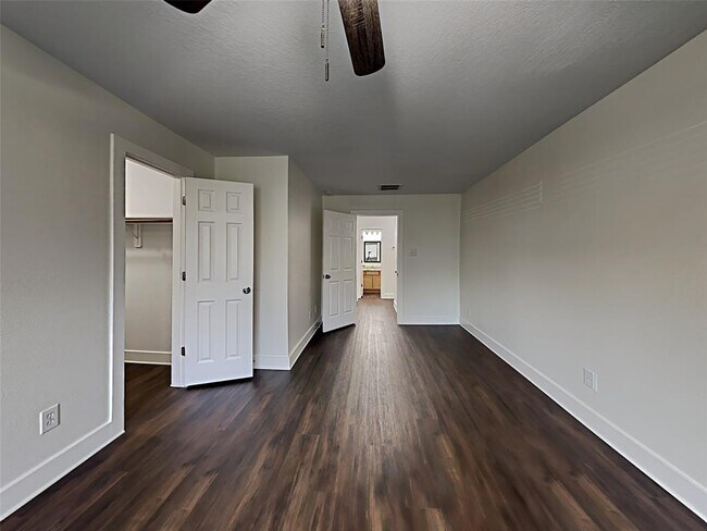 Building Photo - 820 Dragonfly Dr