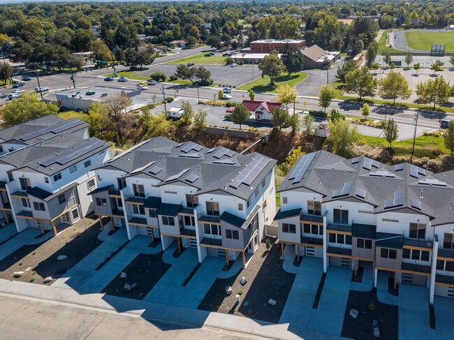 Building Photo - SOLAR POWERED TRI-LEVEL TOWNHOME BLENDS MO...