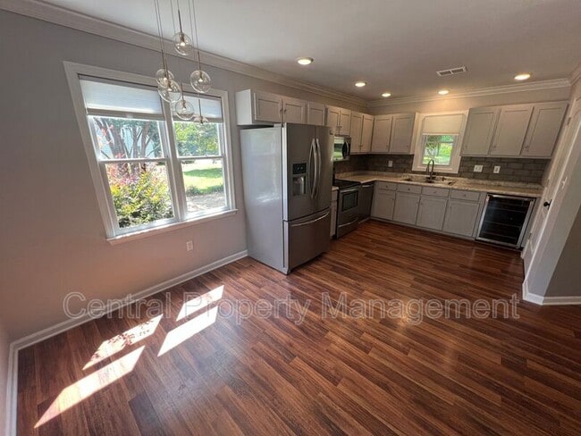 Building Photo - 203 Walker Way