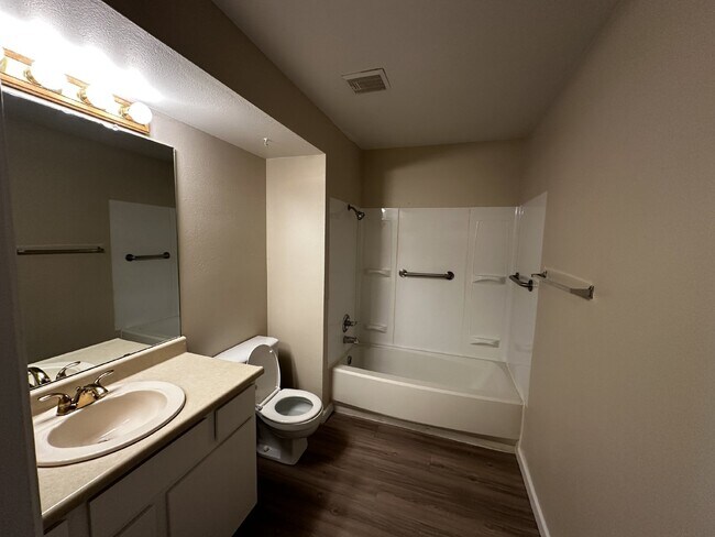 Building Photo - Charming condo in the Chestnut Community!  Available Now!