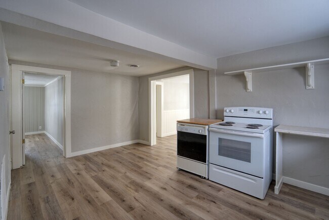 Building Photo - Crisp Remodeled 3-Bdr in Heart of Sisters! ***Move-in Special***