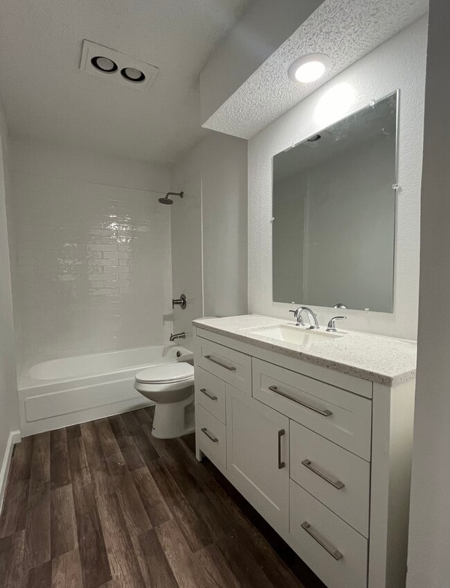 Building Photo - 6860 S Creek Dr