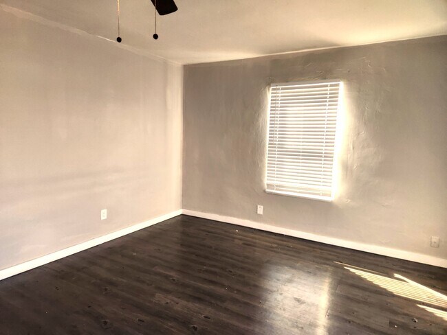 Building Photo - FABULOUS 2 BEDROOMS AND 1 BATHROOM FOR LEASE