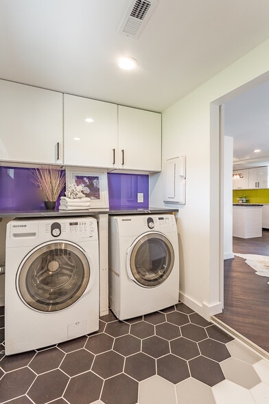laundry room/mud room - 8011 Shallowford Rd