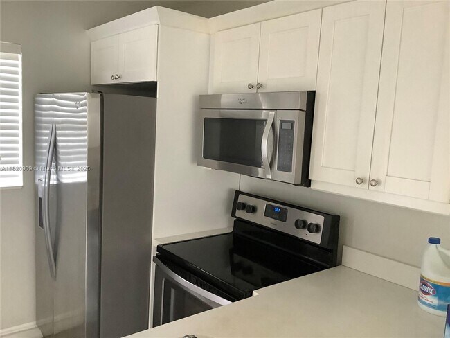Building Photo - 5181 W Oakland Park Blvd