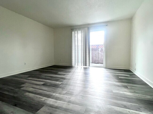 Building Photo - BRIGHT AND CLEAN GRESHAM TRIPLEX!! UPGRADE...