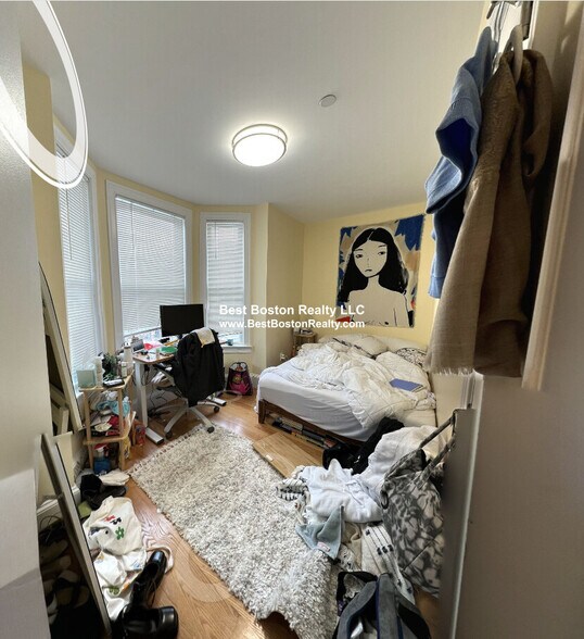 Building Photo - 183 River St