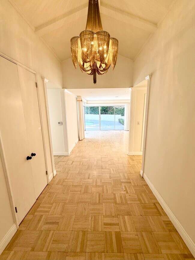 Building Photo - 936 Chantilly Rd