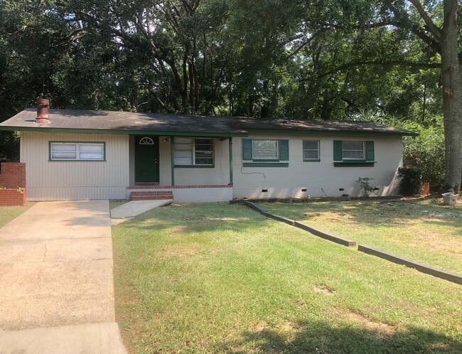 Building Photo - 3/2.5 House with large yard walking distan...