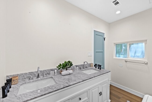 Building Photo - Traditional home | 3 bed 3 bath | Prime Pico-Robertson Area