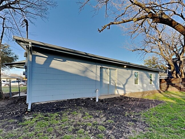 Building Photo - 3 BR/1.5BA | Renovated Single Family Home | 1-Car Carport | Fenced backyard!