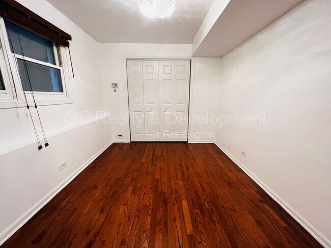 Building Photo - 1756 W Roscoe St