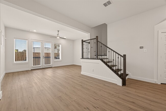 Building Photo - 910 W 21st St