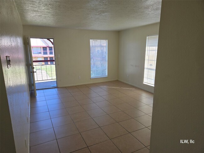 Building Photo - 830 Victoria Dr