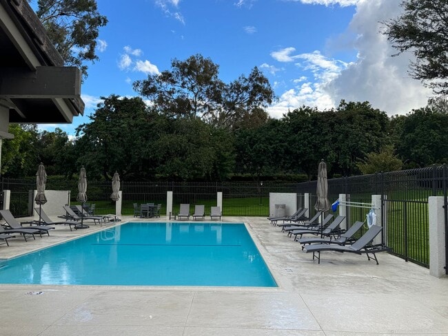 Building Photo - Spacious 2Bd/2Ba Condo w/Bonus Office, Garage and A/C!