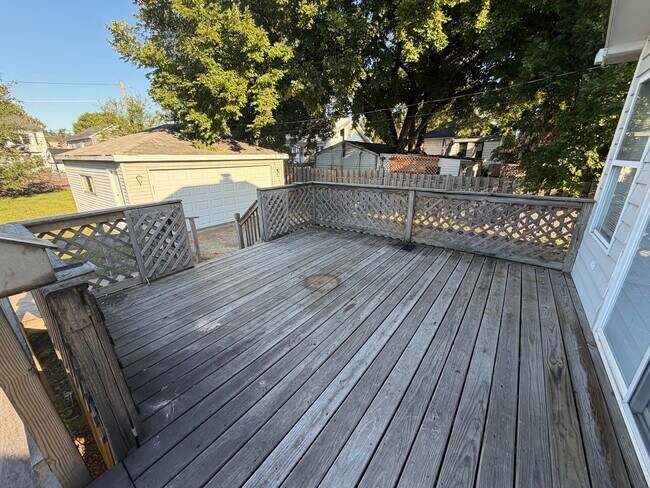 Building Photo - 472 N Larch Ave