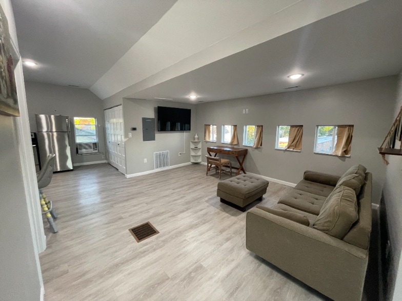 Building Photo - 4522 E Washington St