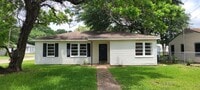 Building Photo - Gorgeous 4 bedroom/1 bath with beautiful k...