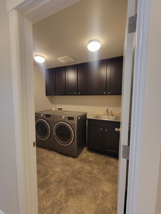 Building Photo - Elegant 4 Bedroom Home In Auburn