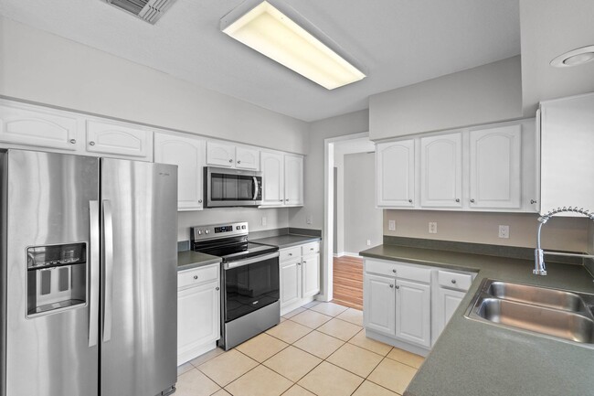 Building Photo - HUNTINGTON POINTE - 4 bd • 2.5 ba • 2,142 ft² (Lake Mary)