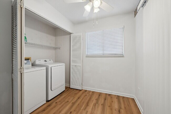 Building Photo - Charming Townhouse Retreat for Rent!