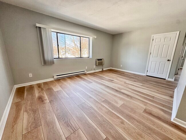 Building Photo - 837 River St