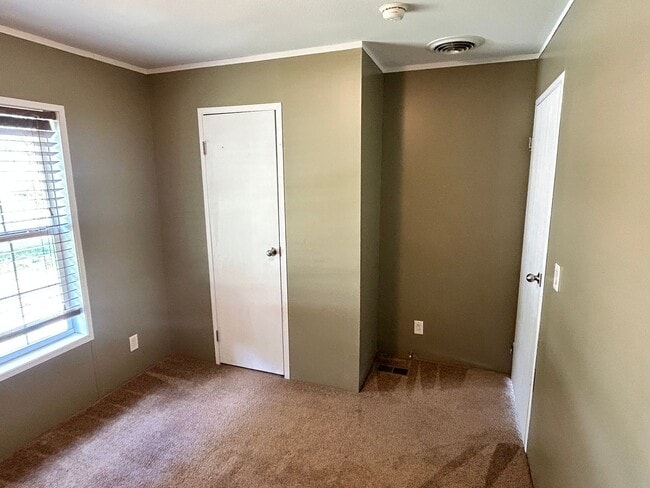 Building Photo - Spacious 4 Bedroom Home with Basement, Clo...