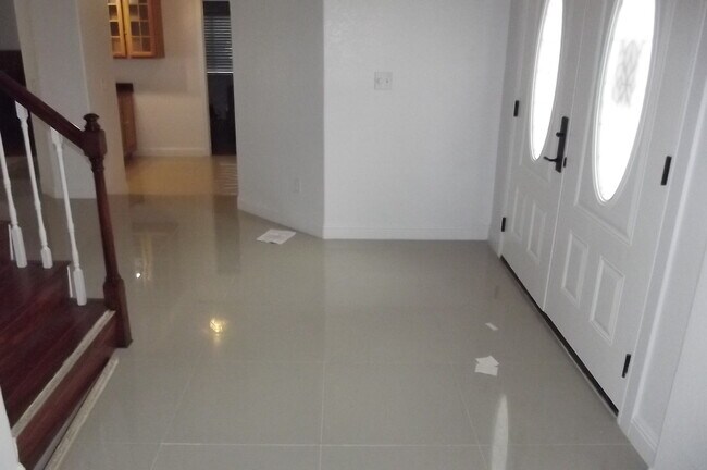 Building Photo - Swimming pool and spa