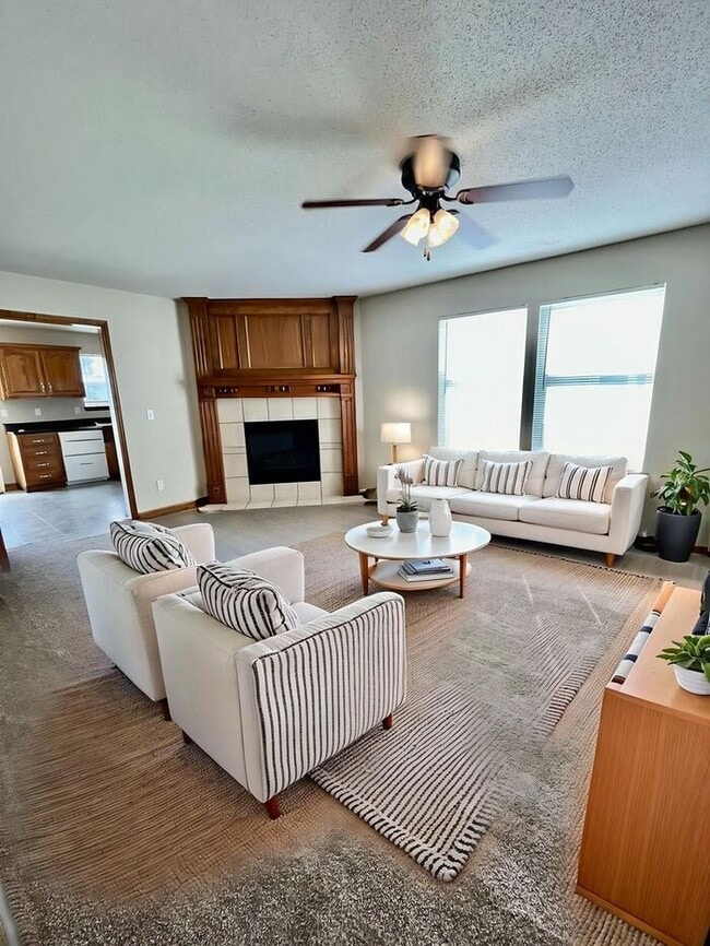 Building Photo - Remington Village Townhome in Raymore with unfinished basement!