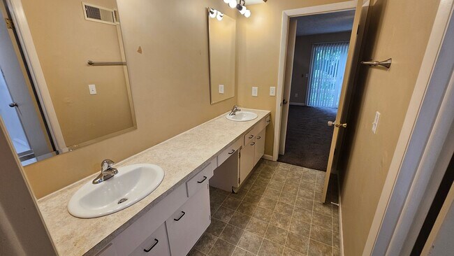Building Photo - 557-559 Bailey Drive