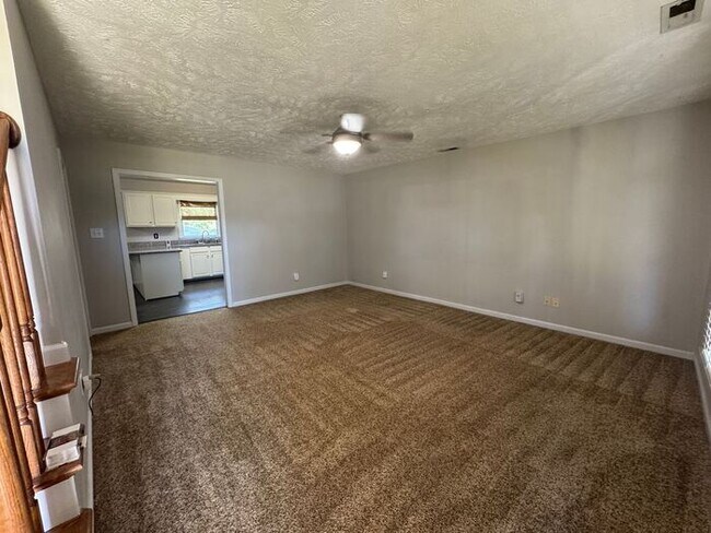 Building Photo - 4 bedroom 3 Bath Home